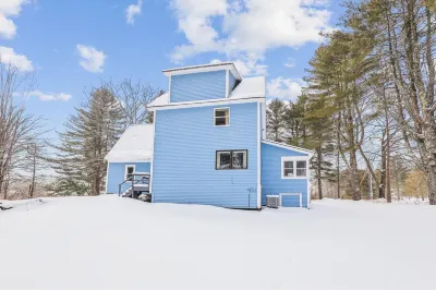 River Road: 3 br, a/c, garage, and river views in lower Village! Hotels near Oxygen