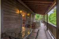 Hot Tub and Stunning Scenic Views - Gorgeous Cozy Retreat