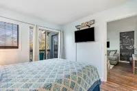 Cozy Living Area and Private Balcony - Charming Coastal Oasis Hotel di Surfside Beach