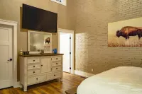 Charming Loft with City Views and Modern Kitchen - Spacious Retreat