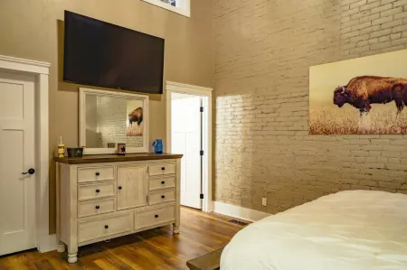 Charming Loft with City Views and Modern Kitchen - Spacious Retreat