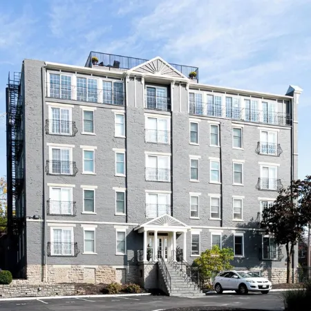 Retro Modern 2 Bdrm 2 Bath Condo near to Eden Park