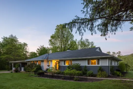 Secluded & Fancy Lake House. Free Kayaks & Canoe!