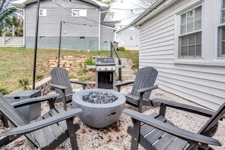 Spacious bungalow next to downhill biking at Baker Creek with grill & fire pit