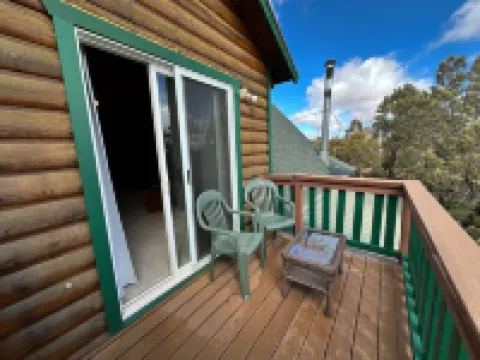 Detached Bunkhouse and Outdoor Fire Pit - Cozy Rustic Retreat