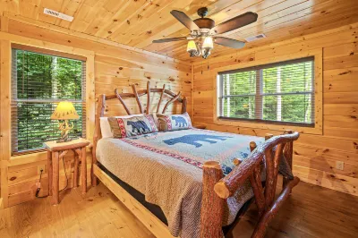 Hot Tub, Fire Pit and Arcade Machine - Cozy Secluded Retreat Hotels near Our Place Books, Coffees, Unique Gifts