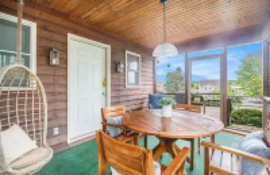 Easy walk to the beach, harbor and downtown, sleeps 6!