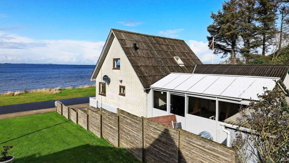 Seaside Retreat in Hvalpsund-by Traum