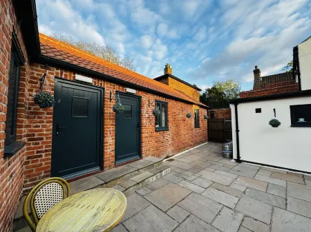 The Red Lion Отели рядом с достопримечательностью «Birchgrove Garden Centre»