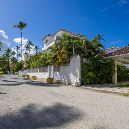 Beachfront 8Br Villa with Pool & Maid