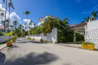 Beachfront 7Br Villa with Pool & Maid