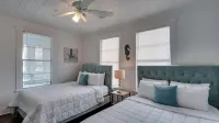 Flamingle in Fuchsia- Whole House- Walk to Beach! - Pet friendly