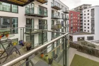Modern 2Bed 2Bath with Balcony Next to Dlr Station