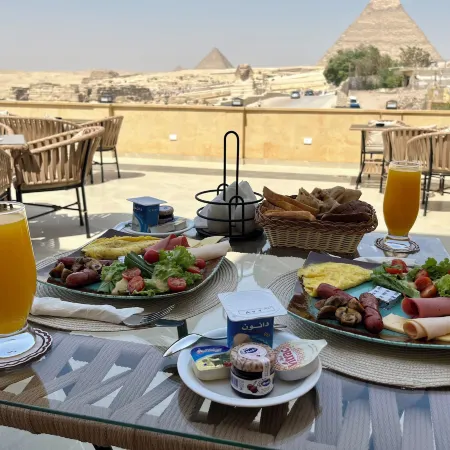 The Gate Hotel Front Pyramids & Sphinx View