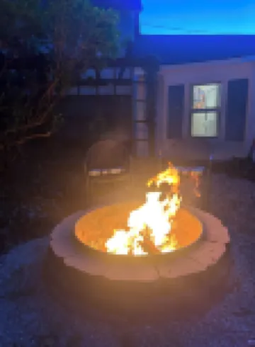 Adorable 2-bedroom home, 2 min walk to lake, restaurants, shops.Near SB Dunes