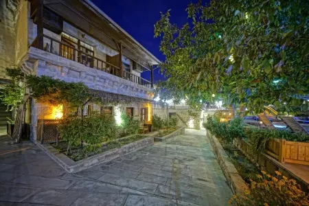 Holiday Cave Hotel