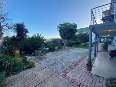 Aestas Bed and Breakfast Отели рядом с достопримечательностью «Knysna Driving Range»