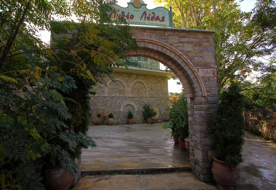 Cozy Residences in the center of Volissos Village - Lydia Lithos- - Housity