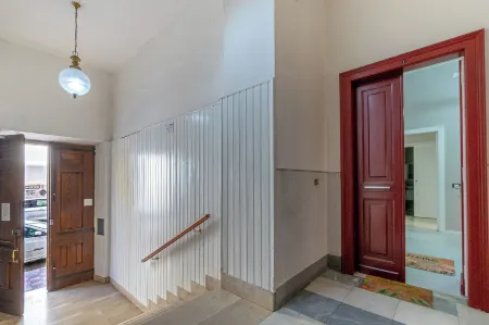 Flower Rooms Cagliari Отели рядом с достопримечательностью «Cagliari International Container Terminal CICT»