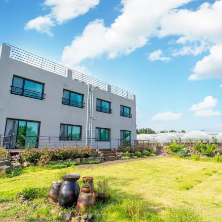 Jeju ChunJaNe Pension Отели рядом с достопримечательностью «Музей чая Осуллок»