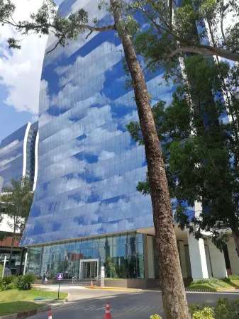 Paseo la Galería Hotel & Suites Отели рядом с достопримечательностью «Ботанический сад Асунсьона»