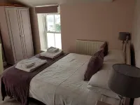 The Moelwyn Hotel & Restaurant فنادق في Criccieth