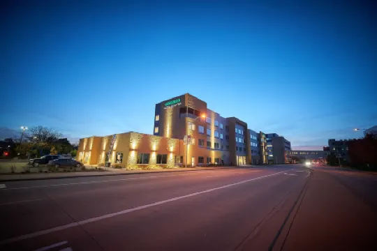 Gundersen Hotel & Suites