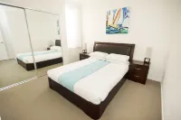 Curtis Central Apartments Official 글래드스턴 호텔