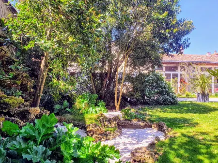 La Villa des Roses Gîte Chambres d'hôtes Piscine chauffée Отели в г. Пео