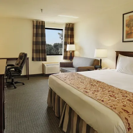 Ramada by Wyndham Bettendorf