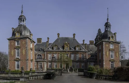 Domaine du Chateau de La Neuville Hotels in Tihange