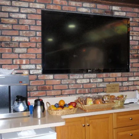 Chalet Inn & Suites