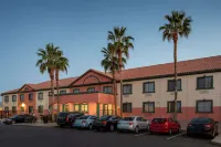 Baymont by Wyndham Phoenix I-10 Near 51st Ave - parkir