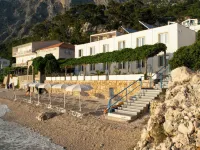 Beach Hotel Hotele w: Drasnice
