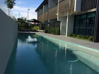 The Glen Hotel and Suites - piscina