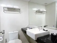 Crown Prince Hotel Surabaya Managed by Midtown Indonesia Hotel berhampiran Monumen Bambu Runcing