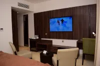 Monty Suites & Golf - parking