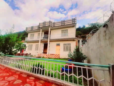 The Riverine Inn Отели рядом с достопримечательностью «Qambar Chowk»