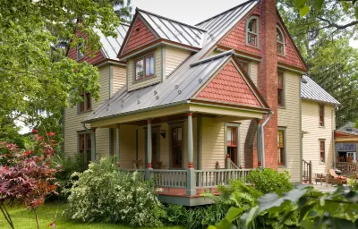 Gothic Eves Inn and Spa Bed and Breakfast Hotels in Lansing