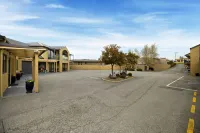 Avenue Motel - parking