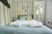 Between Piers - Central- by Brighton Holiday Lets