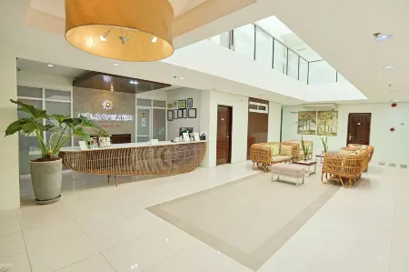 Holiday Suites Business District (Empire Suites Hotel) Отели рядом с достопримечательностью «Палаван Уайлдлайф Рескью энд Консервейшен Сентер»