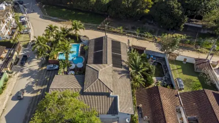 Pousada Toca da Praia Отели рядом с достопримечательностью «Camping e Bar do Cacau - Praia de Santiago»