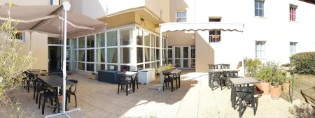 Hôtel la Bérangère Отели в г. Жуайё