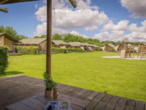 靠近Veluwe的裝備精良的帶露台的帳篷小屋