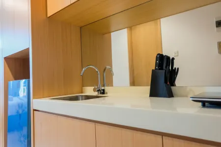 Simply and Homey Studio Apartment at Tree Park City Отели рядом с достопримечательностью «PD.PJM(Putra Jaya Mandiri)»