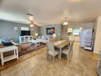 Beach Style House w/ large backyard, close to fishing, canoeing, and beaches Hotels in West Bradenton
