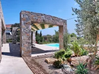 Ouzo Stone House 1 with Private Pool Ξενοδοχεία στην πόλη Πλωμάρι