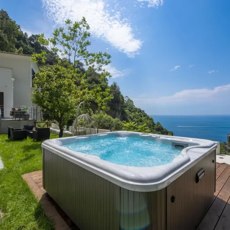 Villa Donna Rachele - Sea View Jacuzzi and Free Parking
