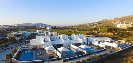 Tiffanys Villas Отели рядом с достопримечательностью «Super Paradise Beach»